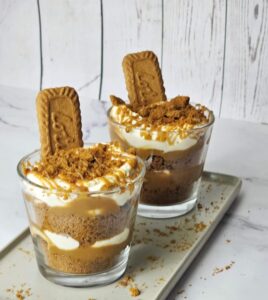 Biscoff biscuits with bananas, cream and caramel